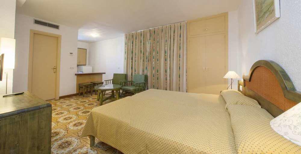 Apartamentos Bon Lloc Санта-Еулалія-дель-Ріо Екстер'єр фото