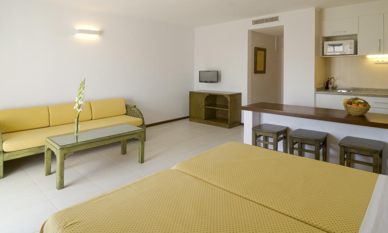 Apartamentos Bon Lloc Санта-Еулалія-дель-Ріо Екстер'єр фото