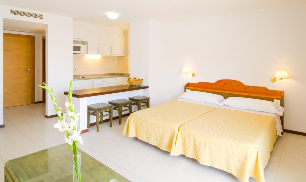 Apartamentos Bon Lloc Санта-Еулалія-дель-Ріо Екстер'єр фото
