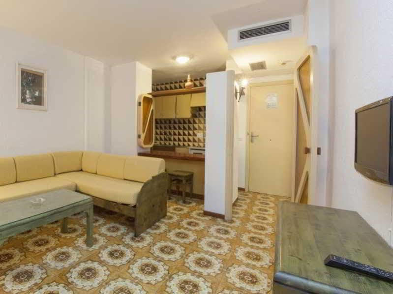 Apartamentos Bon Lloc Санта-Еулалія-дель-Ріо Екстер'єр фото