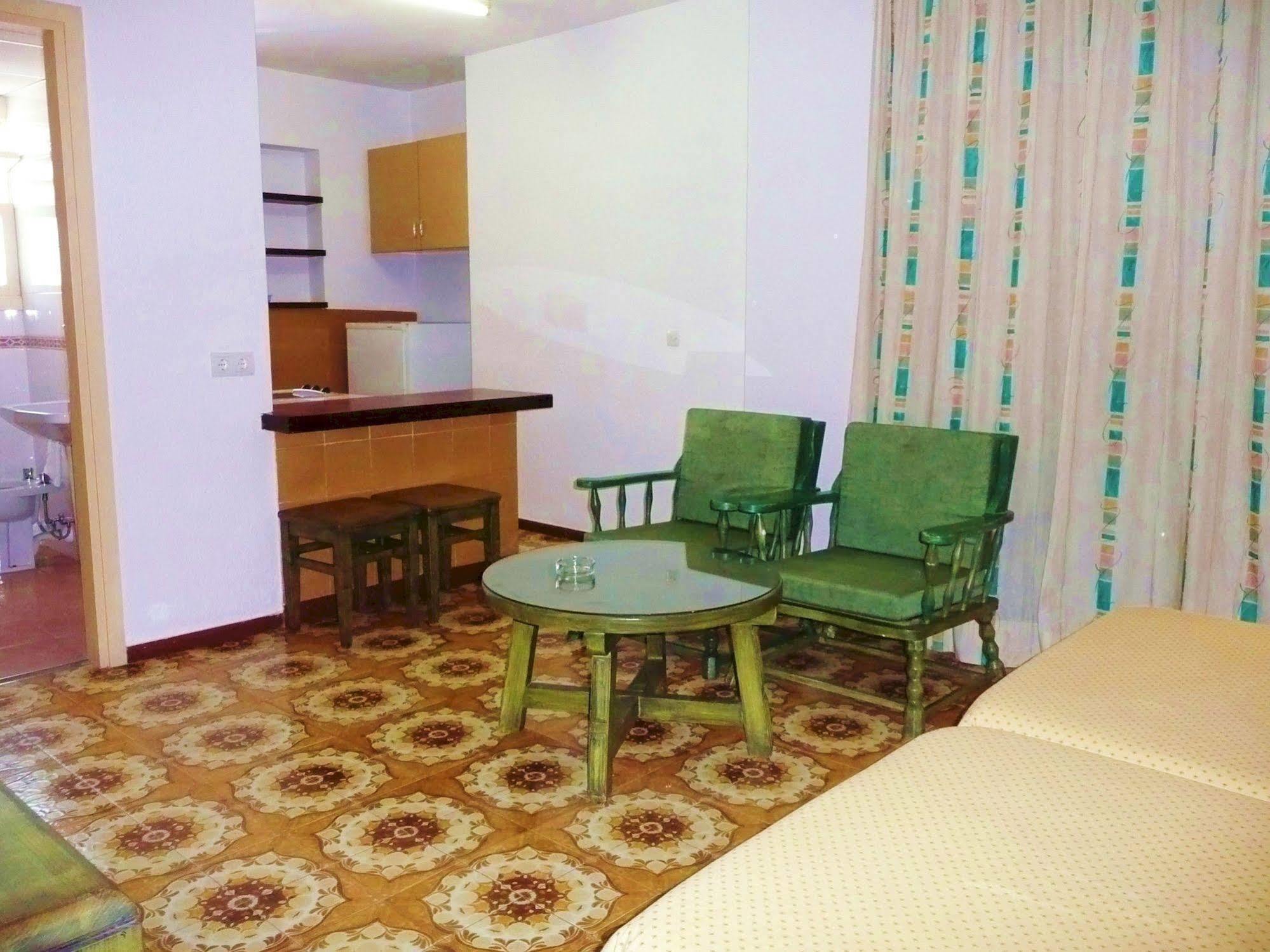 Apartamentos Bon Lloc Санта-Еулалія-дель-Ріо Екстер'єр фото