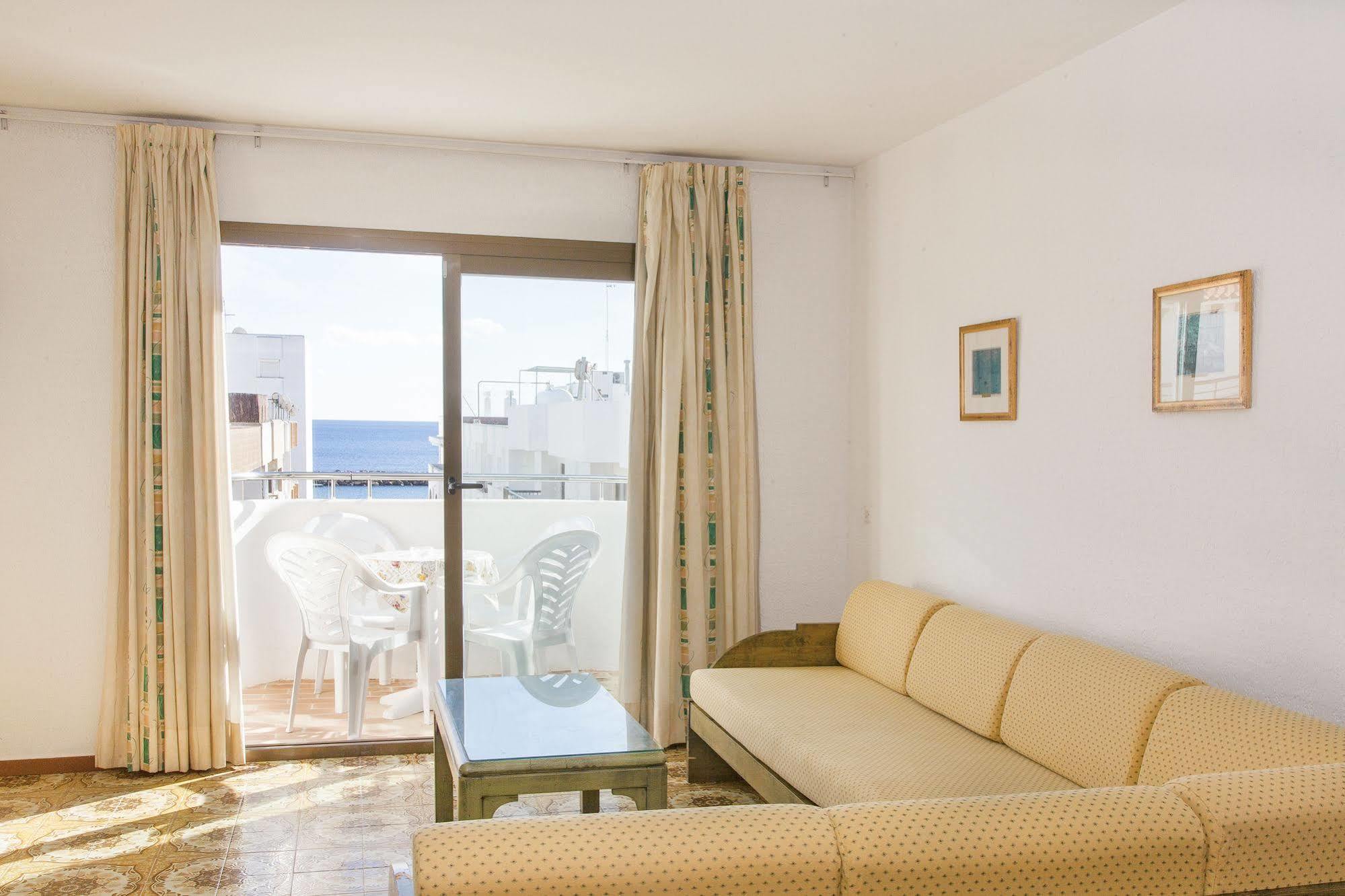 Apartamentos Bon Lloc Санта-Еулалія-дель-Ріо Екстер'єр фото