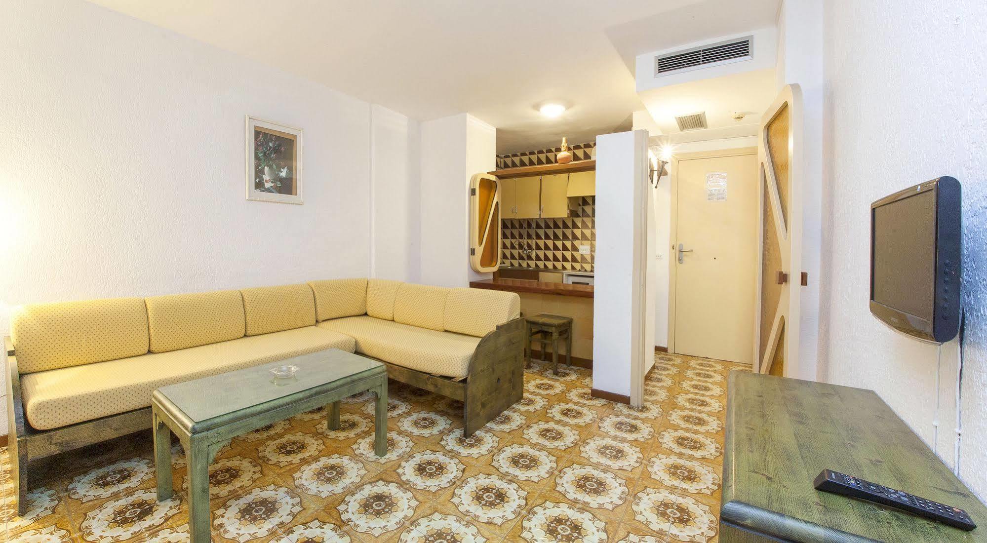 Apartamentos Bon Lloc Санта-Еулалія-дель-Ріо Екстер'єр фото