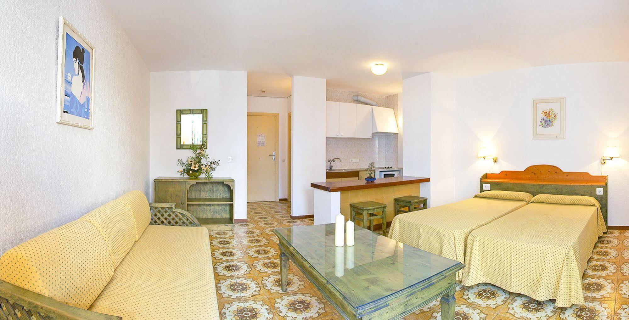 Apartamentos Bon Lloc Санта-Еулалія-дель-Ріо Екстер'єр фото