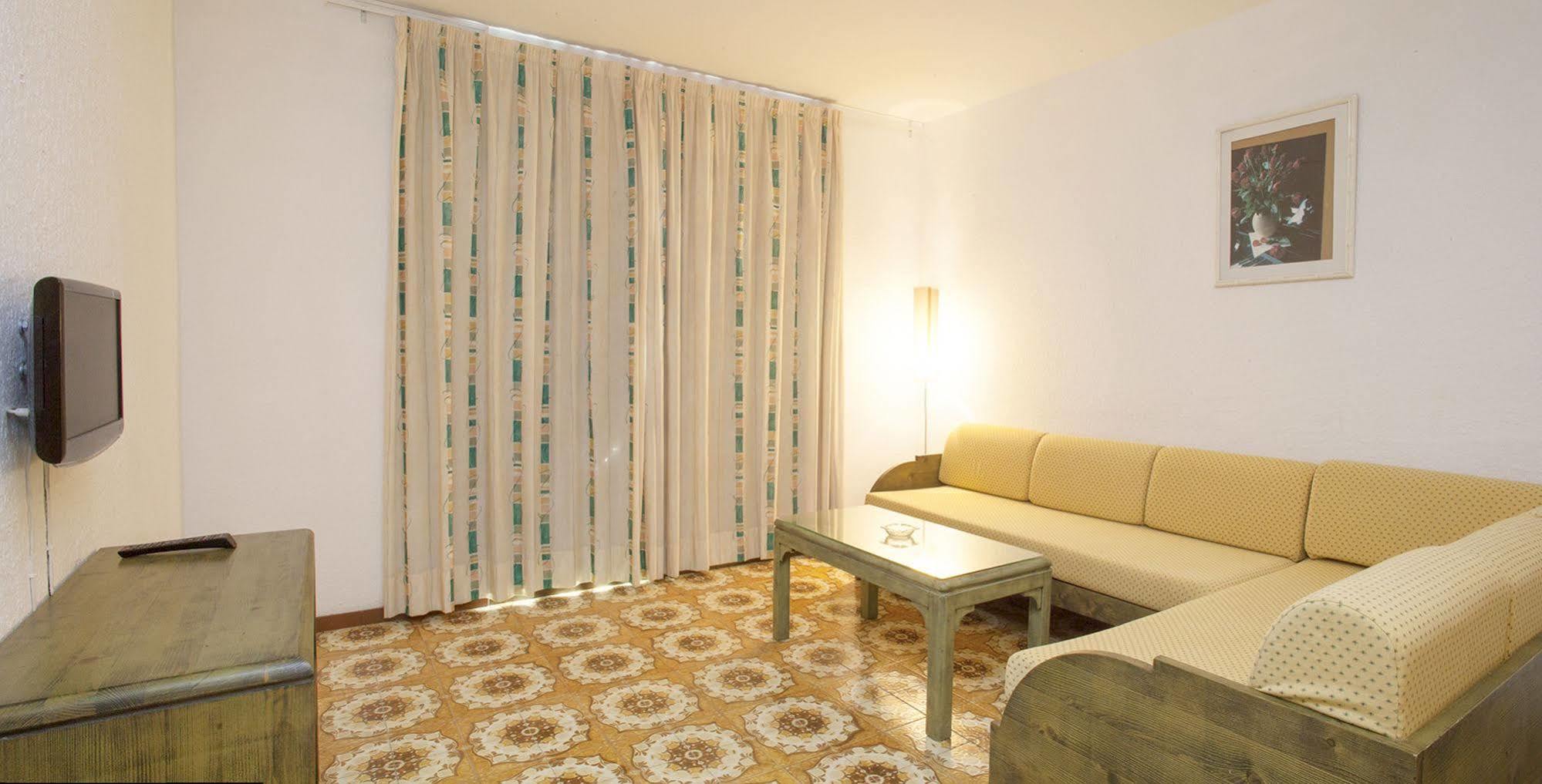 Apartamentos Bon Lloc Санта-Еулалія-дель-Ріо Екстер'єр фото