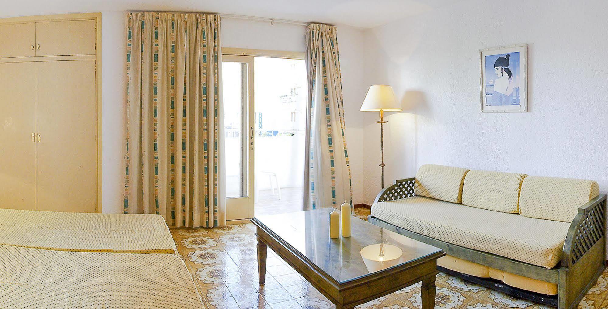 Apartamentos Bon Lloc Санта-Еулалія-дель-Ріо Екстер'єр фото