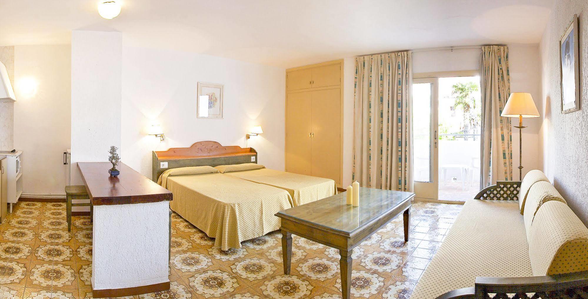 Apartamentos Bon Lloc Санта-Еулалія-дель-Ріо Екстер'єр фото
