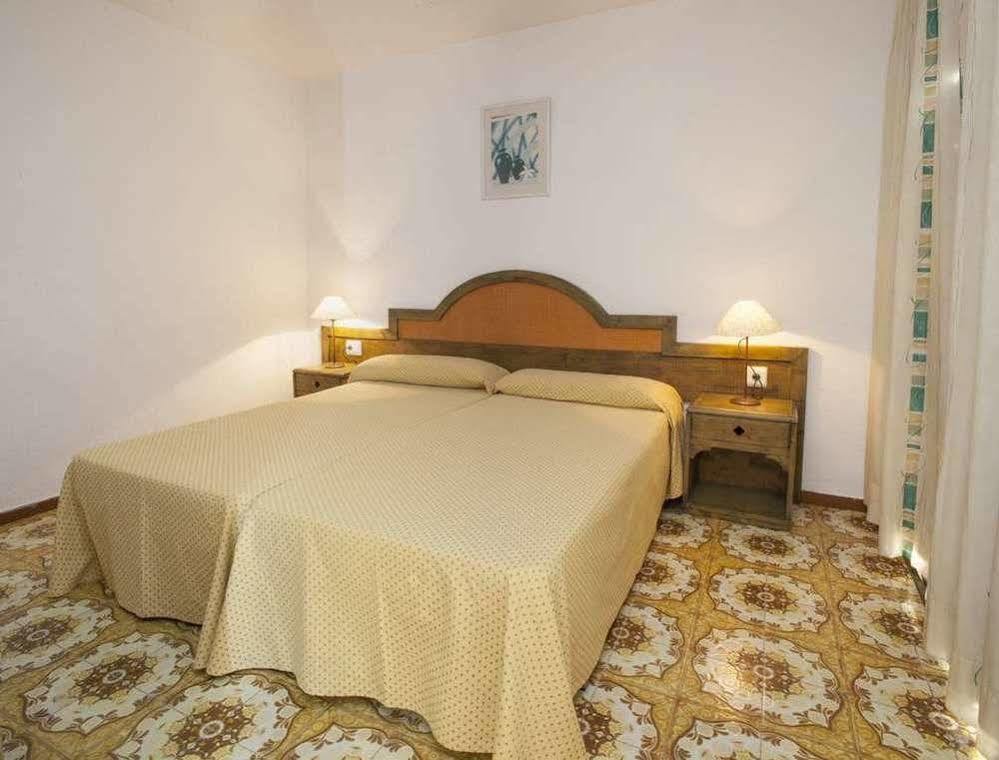 Apartamentos Bon Lloc Санта-Еулалія-дель-Ріо Екстер'єр фото