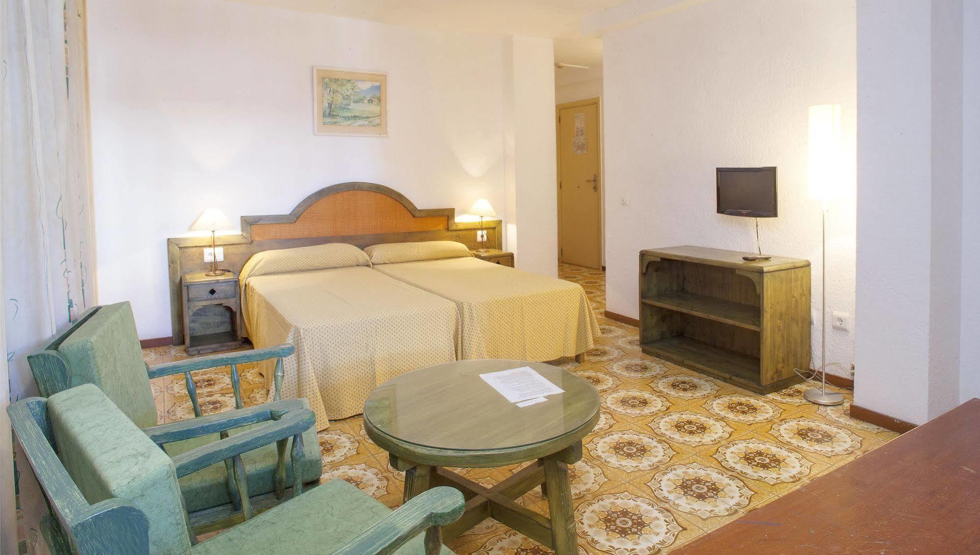 Apartamentos Bon Lloc Санта-Еулалія-дель-Ріо Екстер'єр фото