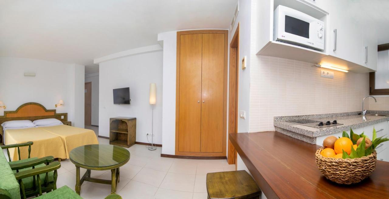 Apartamentos Bon Lloc Санта-Еулалія-дель-Ріо Екстер'єр фото