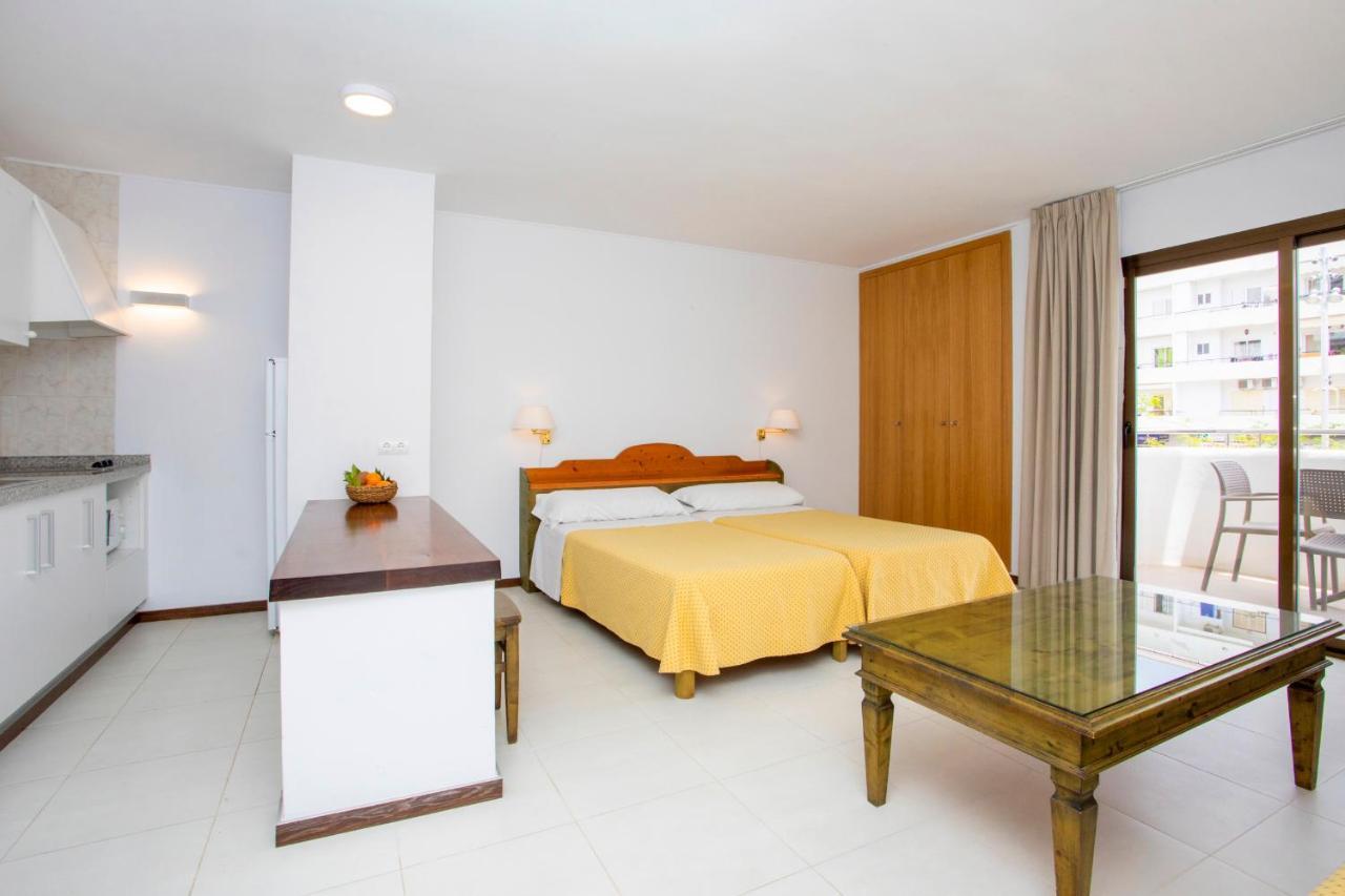 Apartamentos Bon Lloc Санта-Еулалія-дель-Ріо Екстер'єр фото