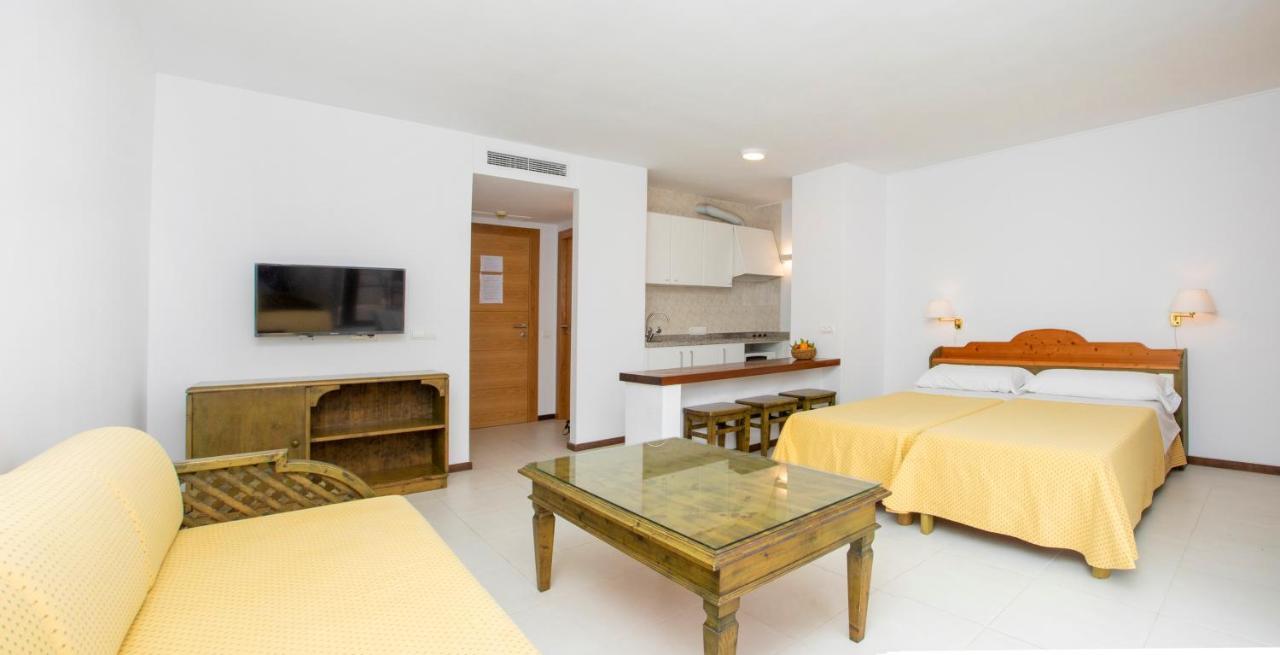 Apartamentos Bon Lloc Санта-Еулалія-дель-Ріо Екстер'єр фото